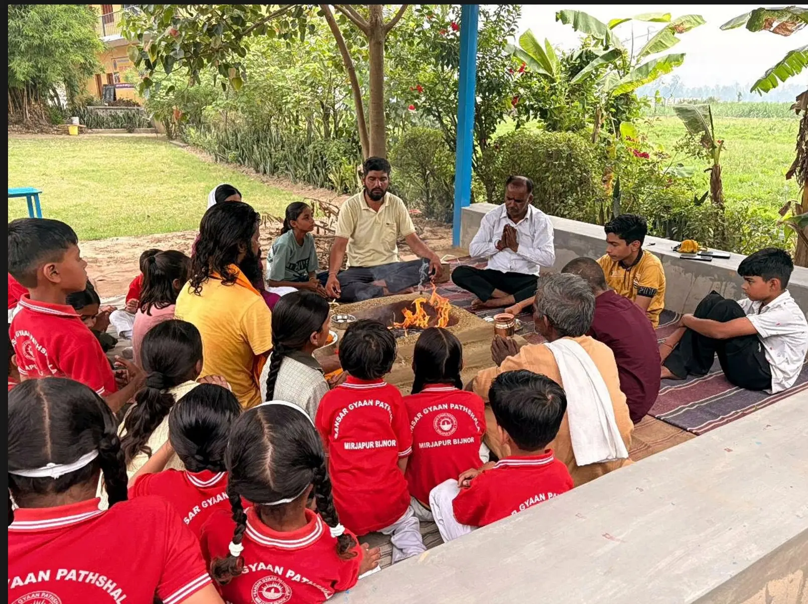 The whole Sansar Gyaan Pathshala family gathered together for the Yajna ceremony